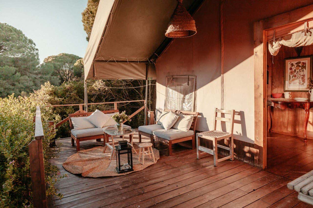 Terraza de una de las tiendas de glamping Jabalina Country Tents