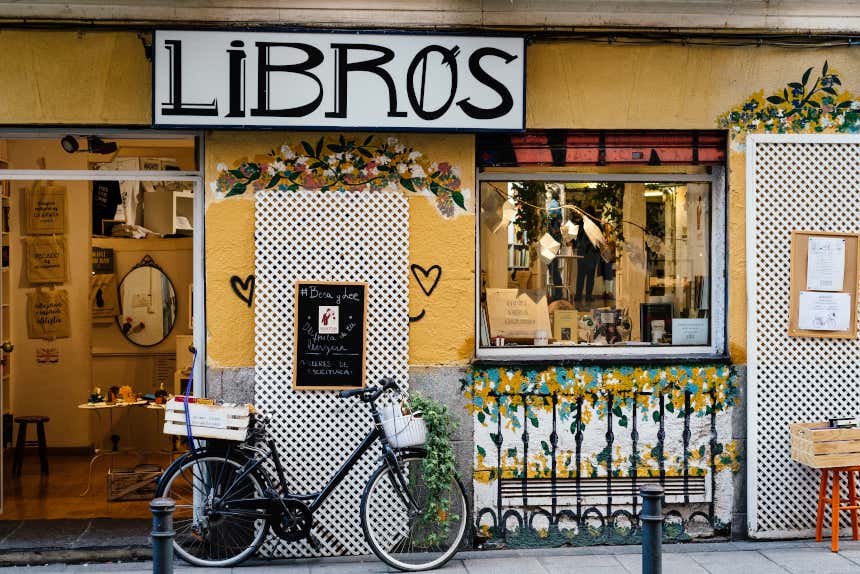 Fachada de librería antigua decorada.