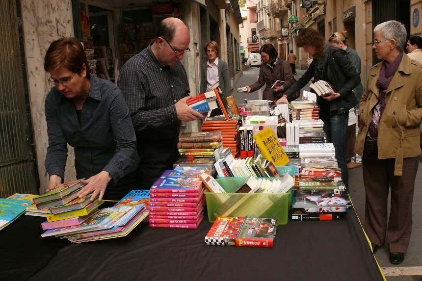 Personas mirando libros en un mercado de libros de Montblanc, en Tarragona.