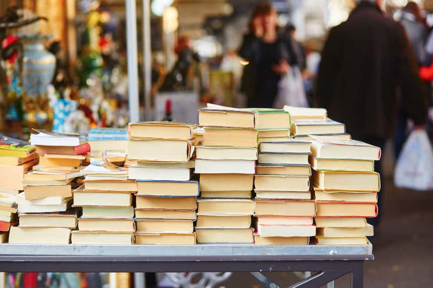 Libros de segunda mano en un mercado.