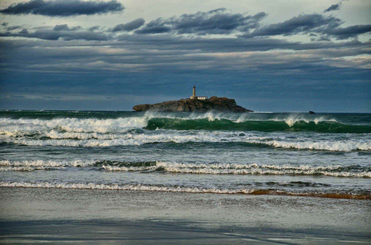 Fuerte oleaje en la playa de Somo, en Cantabria