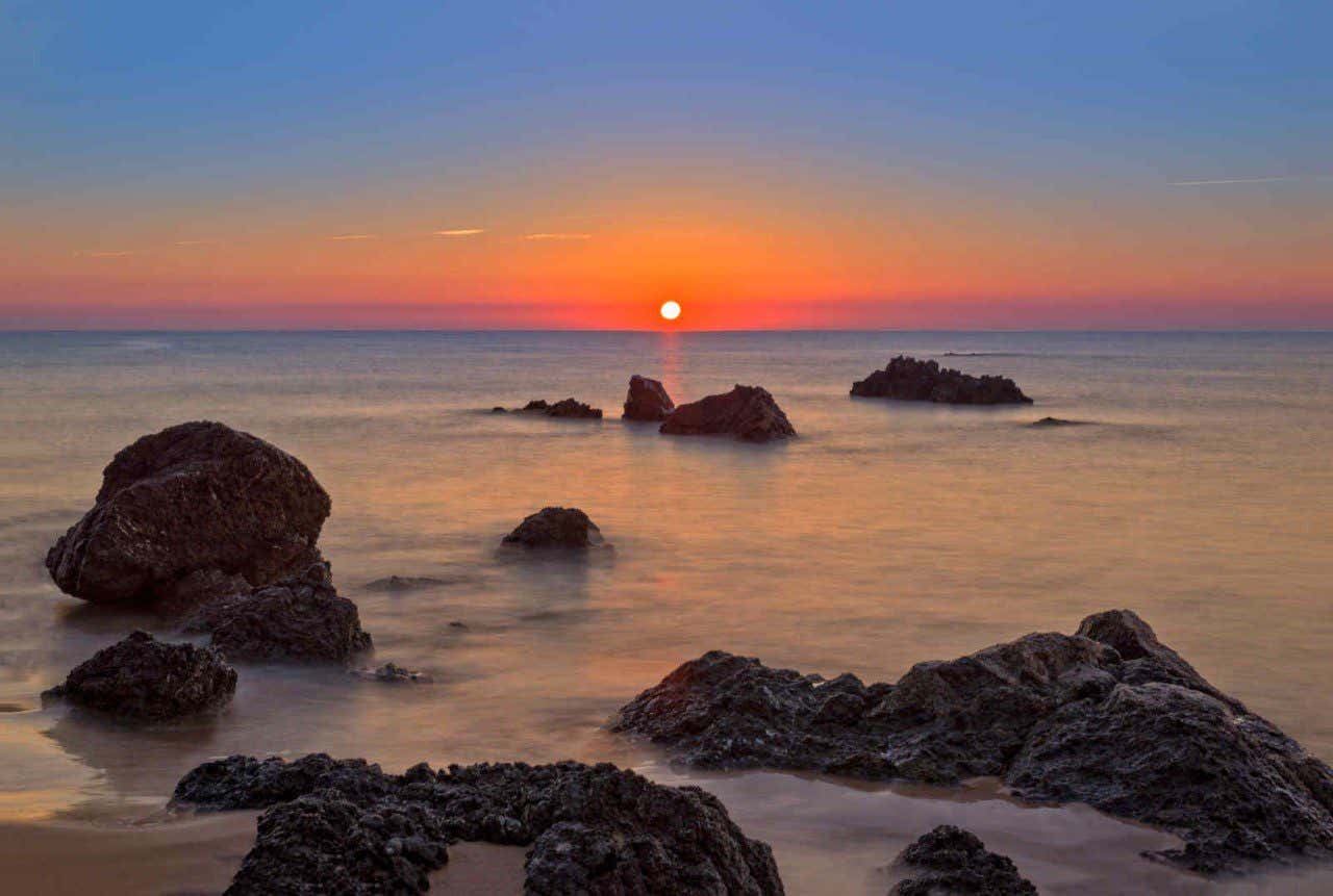 Amanecer en la playa de Trengandín, en Noja