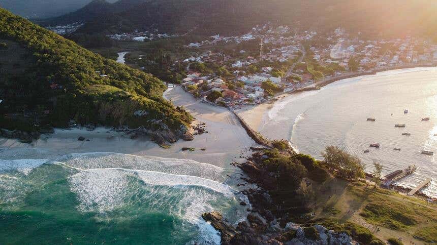 Ondas na praia da Armação em uma foto aérea