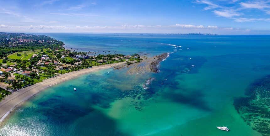 Ilha de Itaparica vista de cima, com um mar de tons azuis