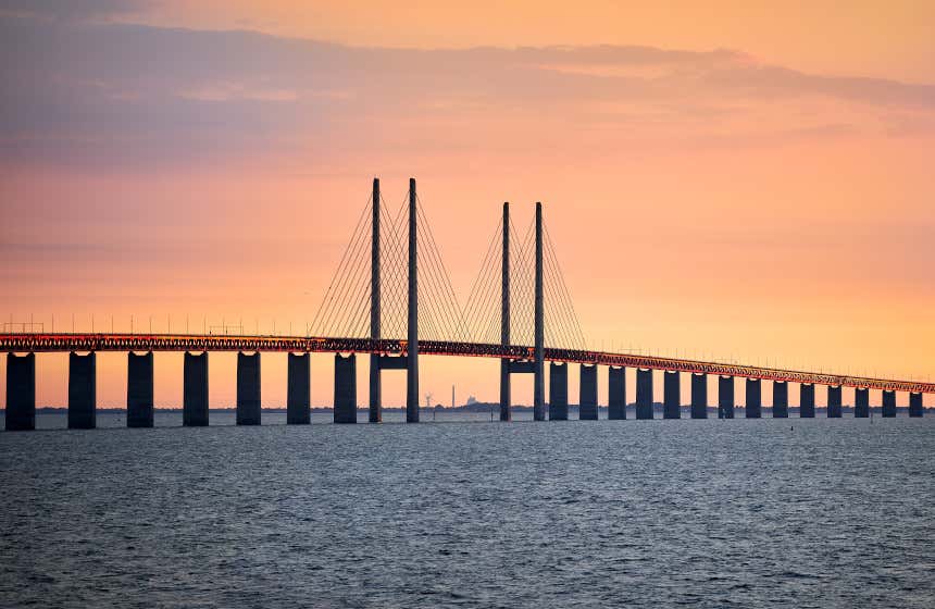 Vue du coucher de soleil sur le pont d'Øresund qui relie le Danemark et la Suède.