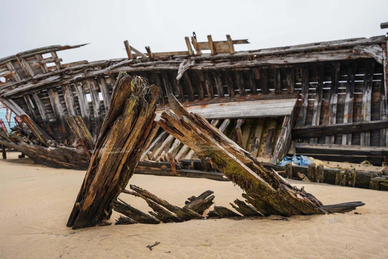 Cimetière des bateaux de Noirmoutier avec des épaves sur le sable