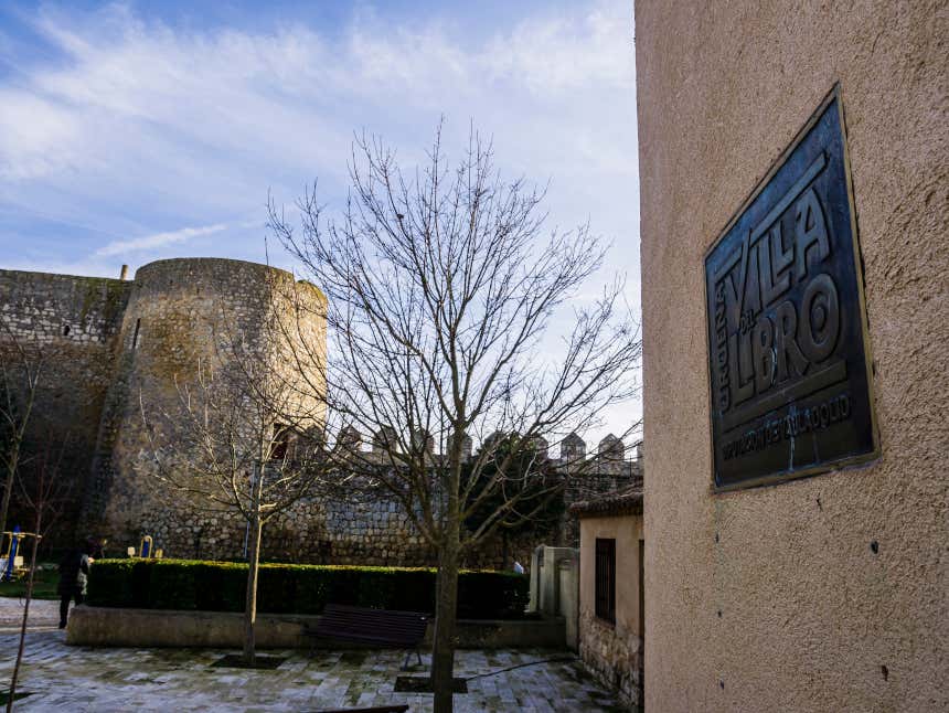 Murallas de Urueña y placa de Villa del Libro.