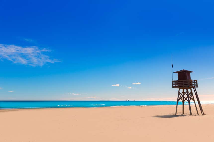 Caseta de vigilancia en la playa en Canet de Berenguer, Valencia.