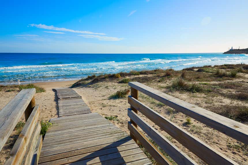 Pasarela de madera en la playa del Dosel, en Cullera