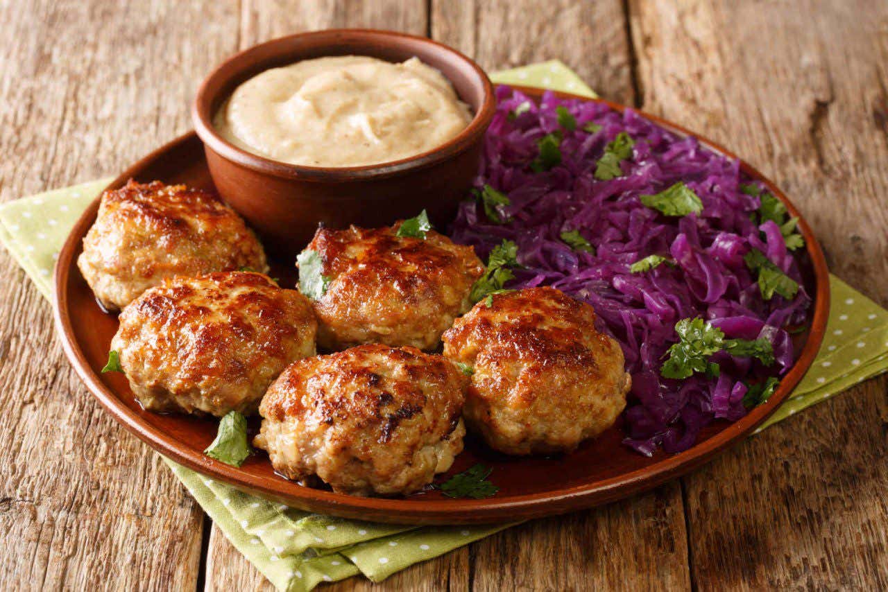 Plato de frikadeller, las albóndigas típicas de Dinamarca