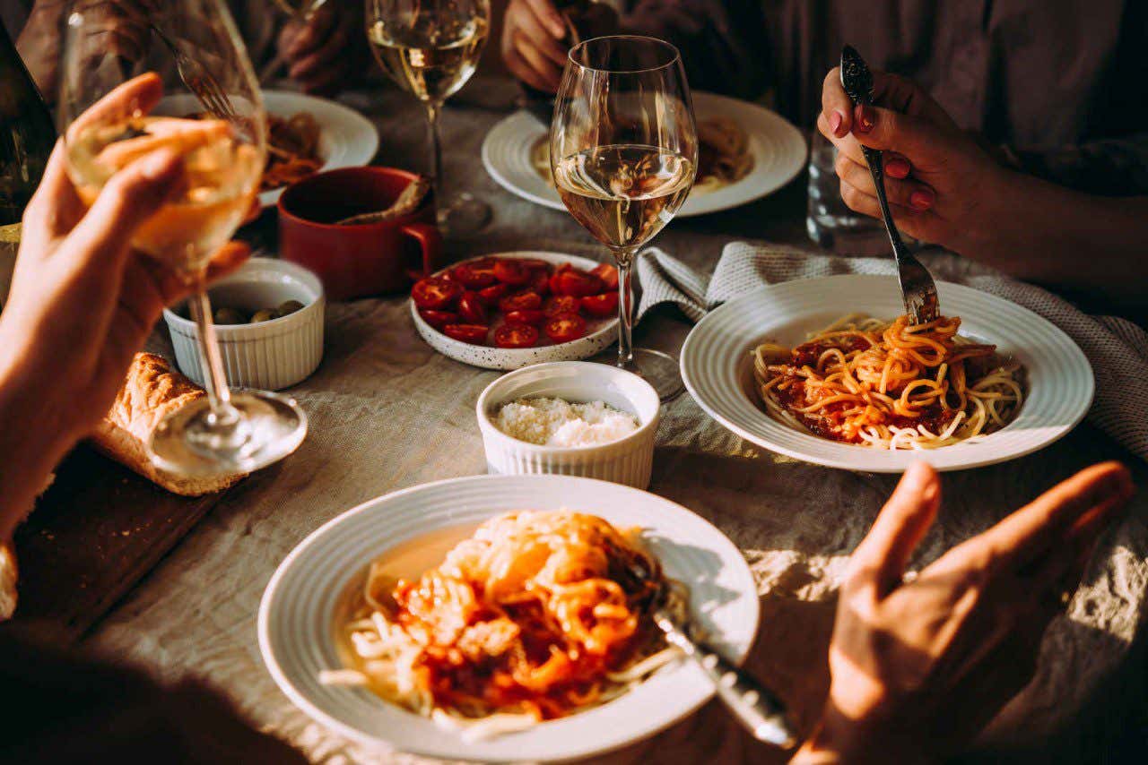 Amigos disfrutando de una rica cena italliana