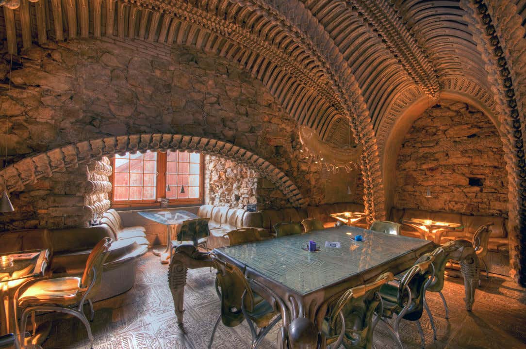 Giger Bar Museum, le bar en forme de squelette en Suisse