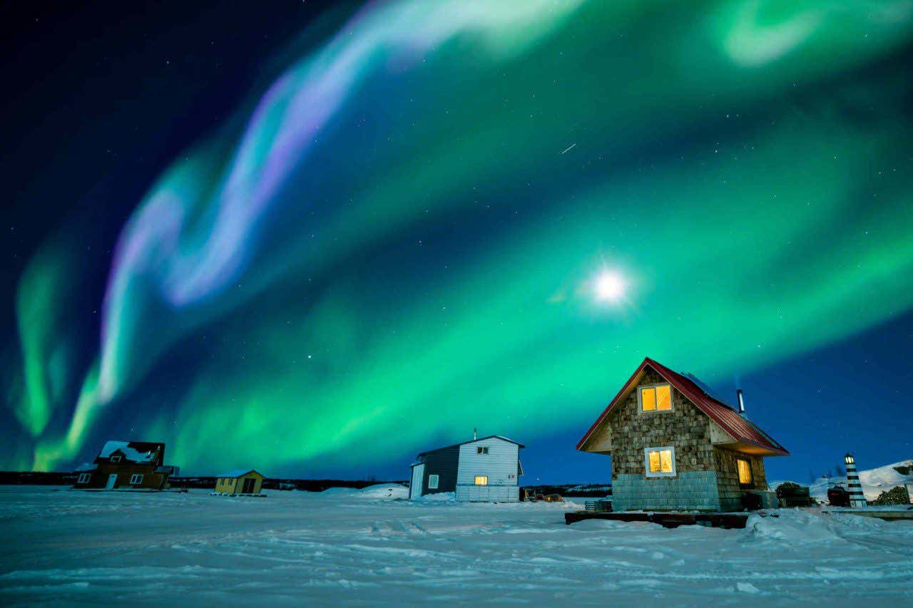 Aurora boreal junto al Gran lago del Esclavo, en Canadá