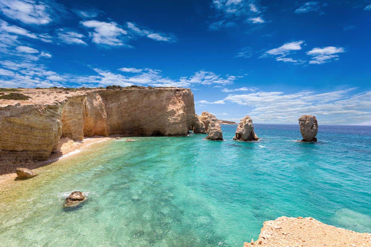 Praia com águas cristalinas e formações rochosas de Koufonisia