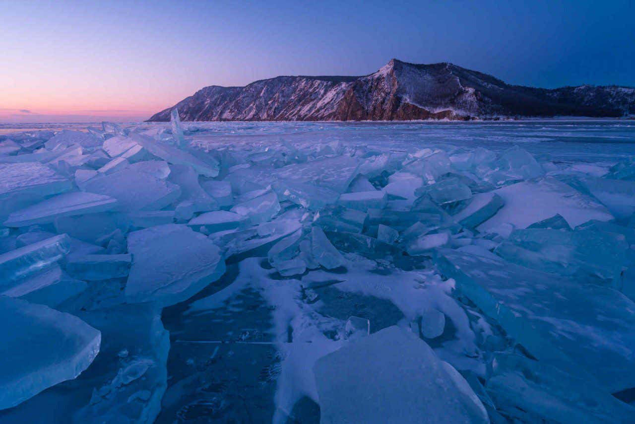 Vista del lago Baikal congelado al atardecer