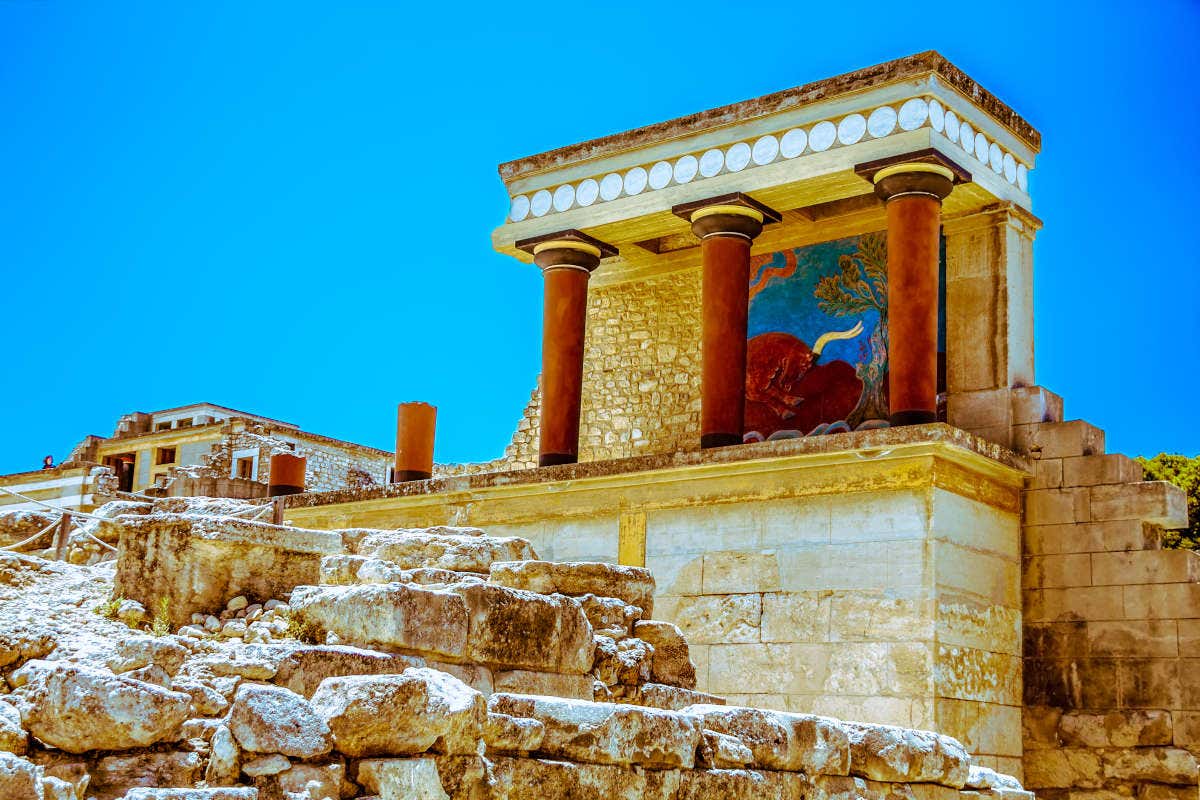 Los restos del Palacio Minoico de Knossos con sus columnas rojas y un fresco colorido con figuras mitológicas