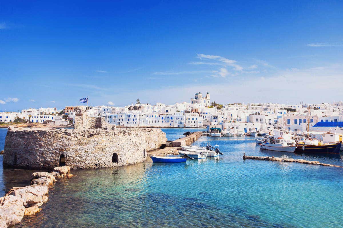 Panorâmica da fortaleza de Paros e suas casas brancas