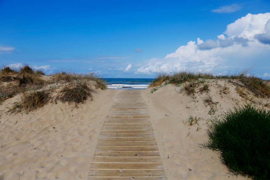 Pasarela en la playa de Terranova, en Oliva, Valencia.