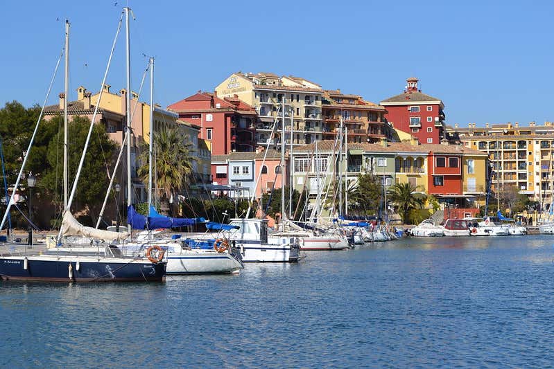 Barcos en el puerto deportivo de Port Saplaya, en Valencia