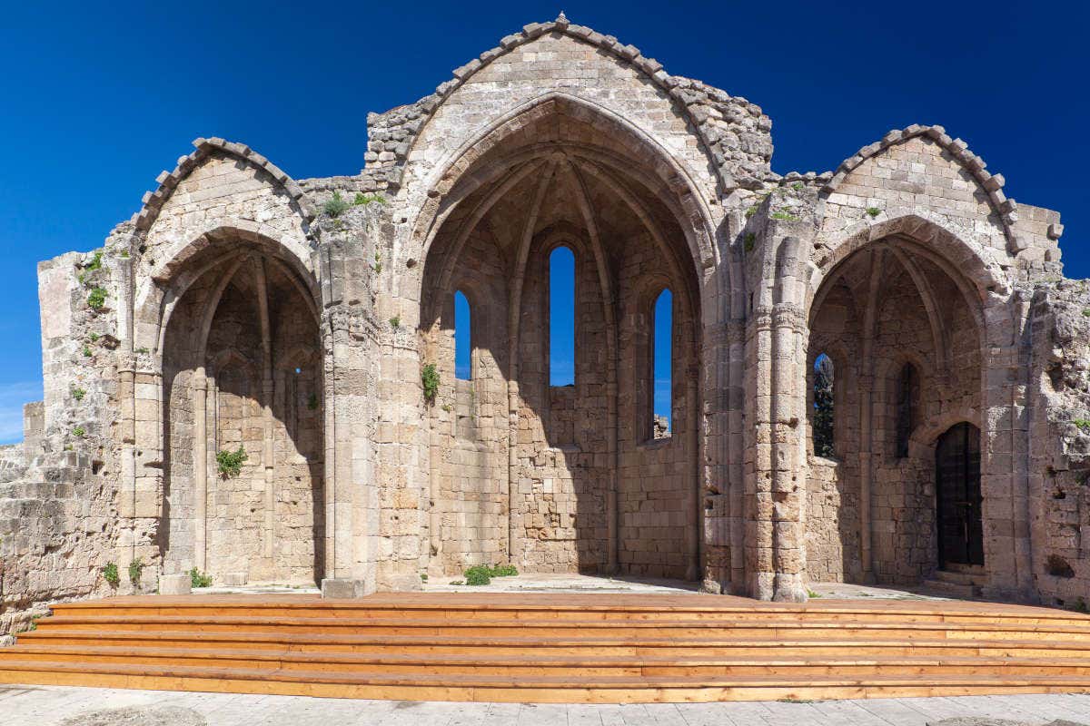 Restos de uma antiga igreja medieval em Rodas