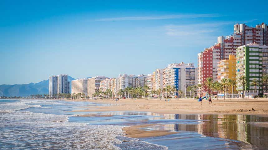 Edificios y playa de Sant'Antoni en Cullera, Valencia.