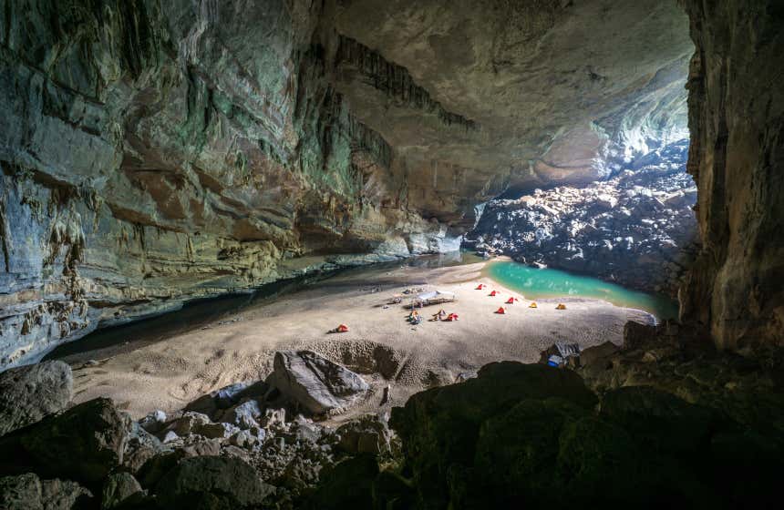 Entrada da gruta de Sơn Đoòng, no Vietnã