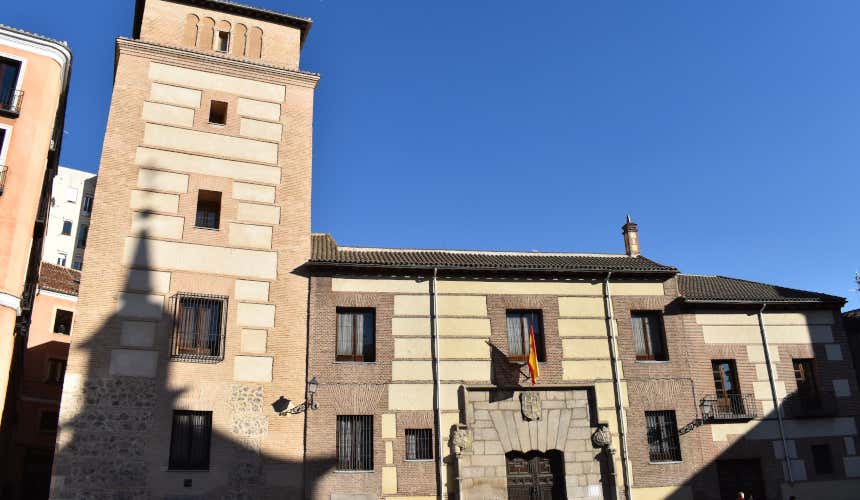 Torre de los Lujanes, en la plaza de la Villa