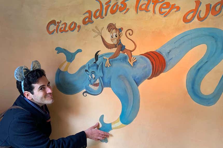 Víctor Mazarío frente a un mural en Disneyland.