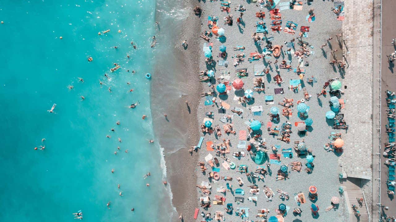 Plage de Nice une journée d'été ensoleillée, photo prise depuis le ciel