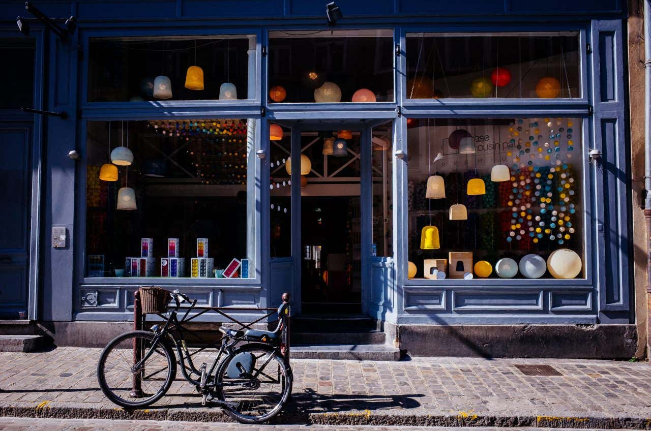 Boutique colorée dans une rue authentique de Lille