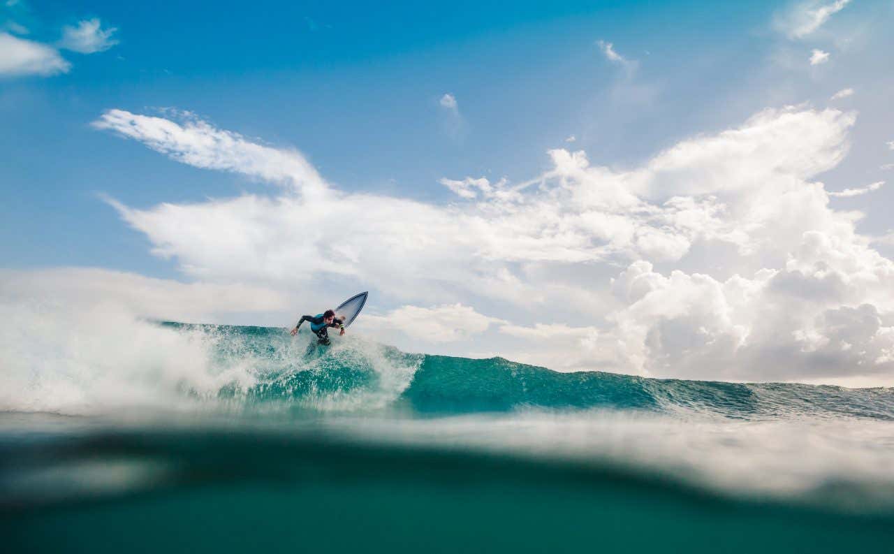 Surfeur s'engageant sur une vague à Biarritz, une ville de France à visiter