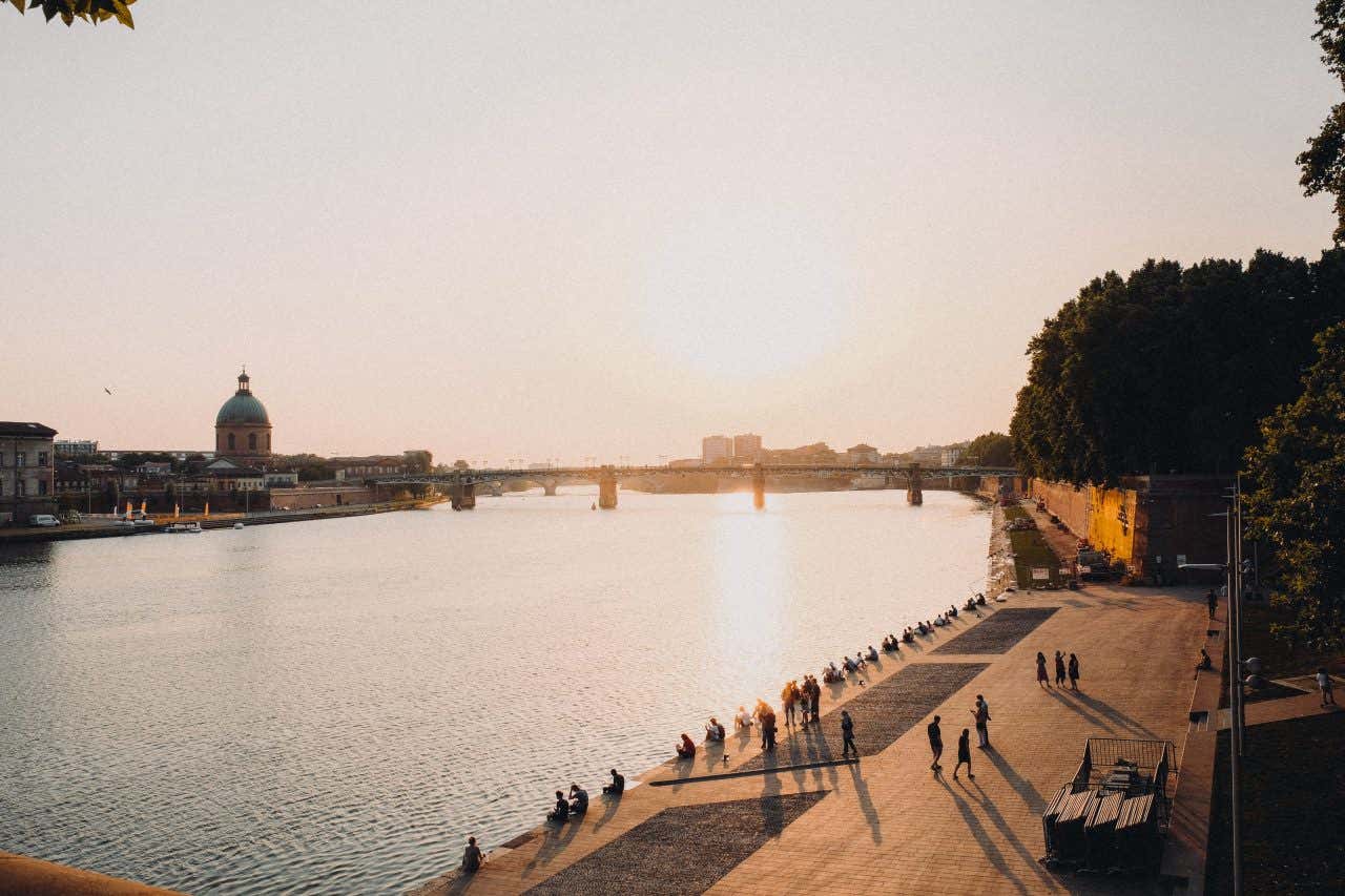 Vue sur Toulouse et la Garonne au coucher de soleil, une ville à visiter en France