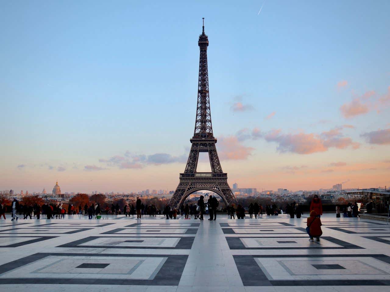 Vue sur la tour Eiffel au coucher de soleil, Paris en arrière-plan, l'une des 10 villes à visiter en France