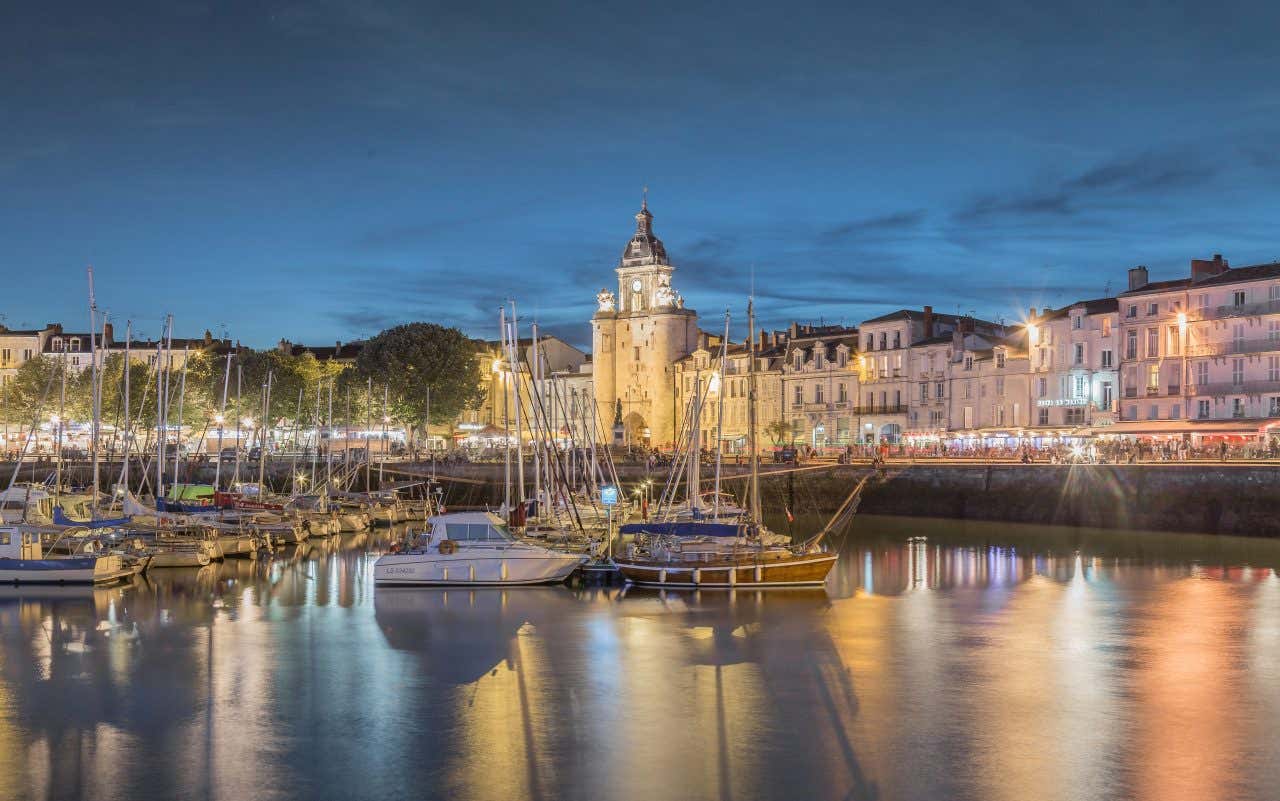 Vue de nuit sur le port de La Rochelle, une ville incontournable en France