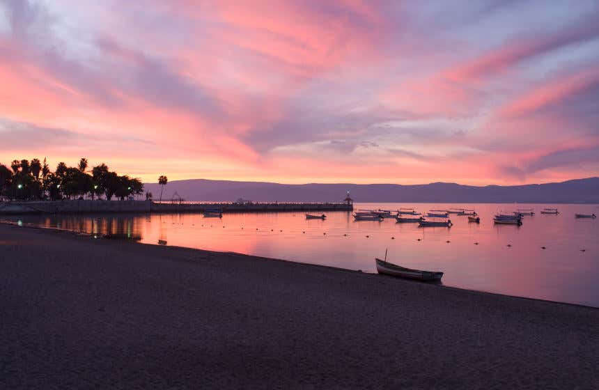 Atardecer de tonalidades rosas en Chapala, uno de los 10 lagos más importantes de México