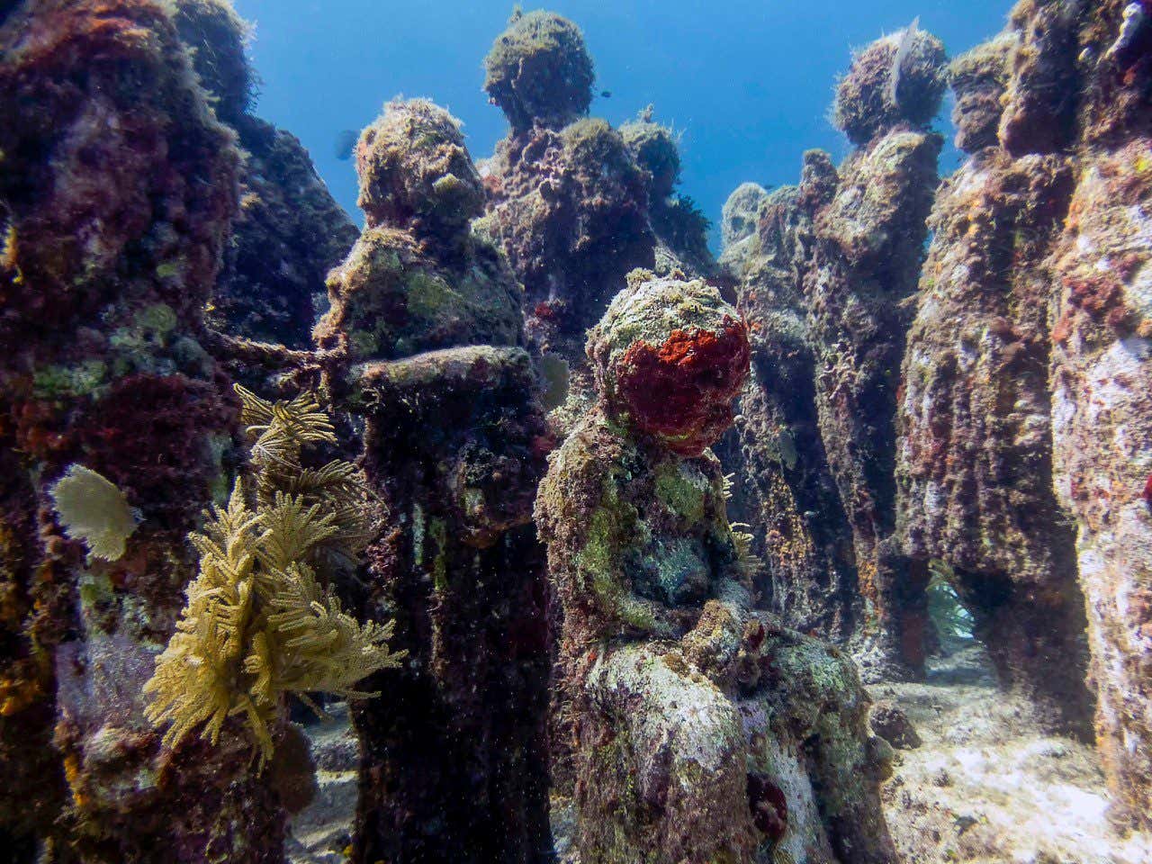 Esculturas bajo el mar en el Museo de Arte Subacuático en Cancún