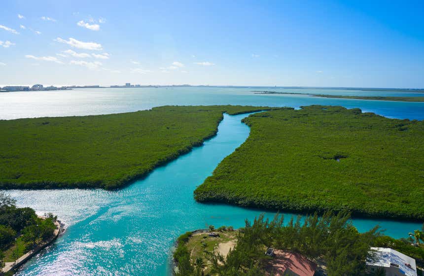 Laguna Nichupté con sus aguas turquesas. 