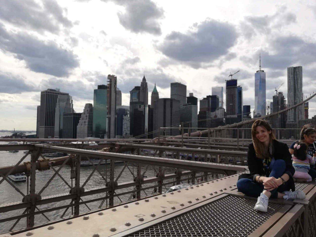 Teresa Persona frente al skyline de Manhattan