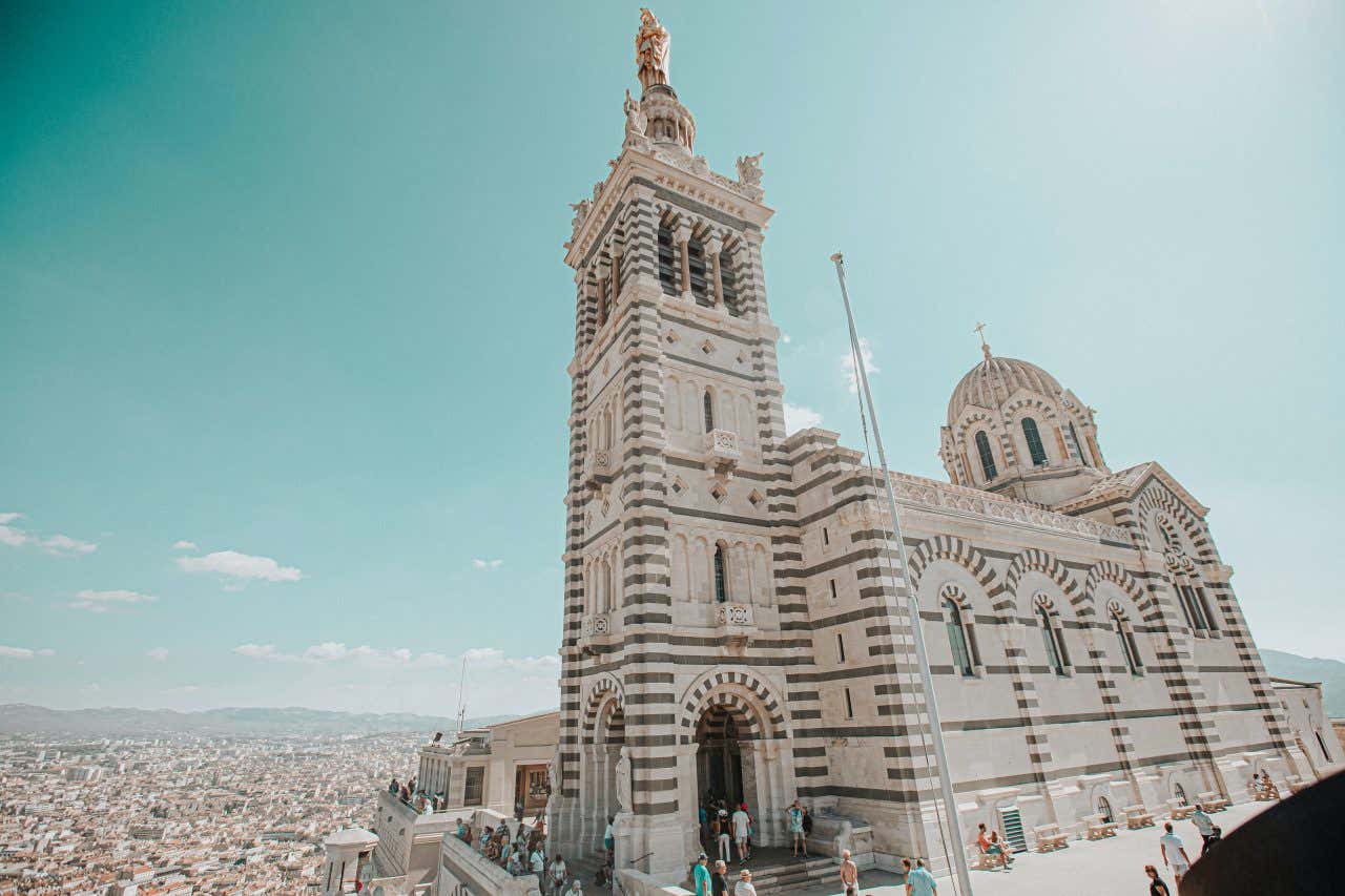 Basilique Notre-Dame-de-la-Garde dominant la ville de Marseille, incontournable en France