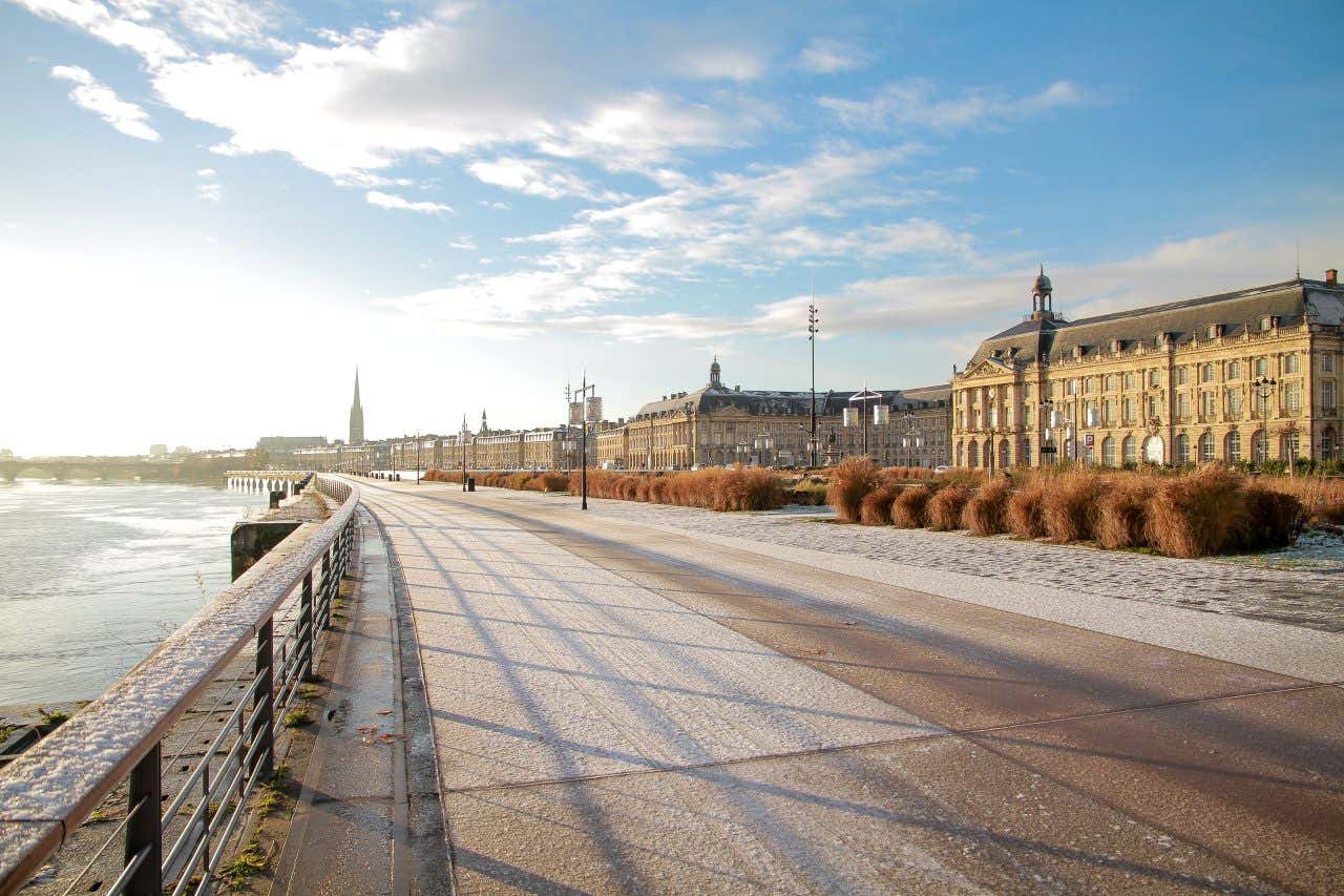 Les fameux quais le long de la Garonne à Bordeaux, l'une des villes incontournables en France, à visiter absolument 