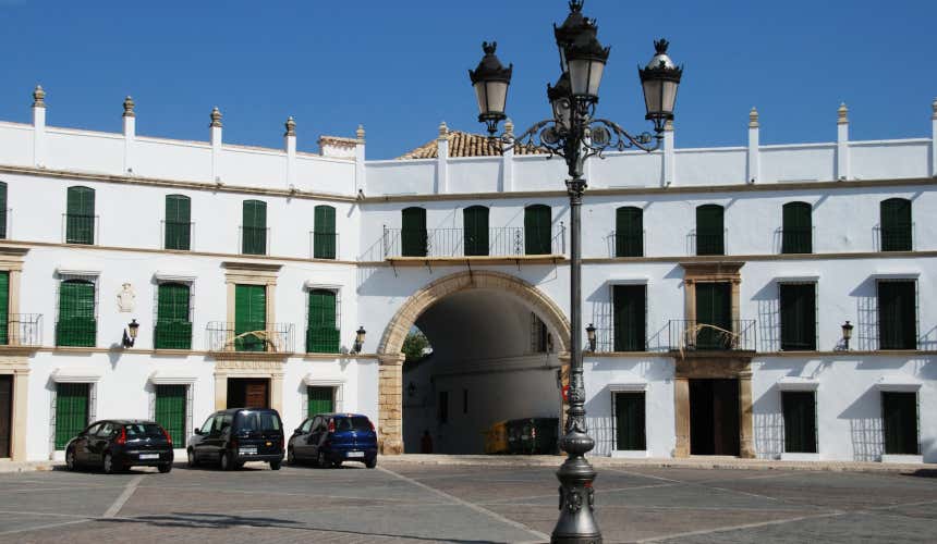 Casco antiguo de Aguilar de la Frontera con un edificio con un gran arco de piedra 