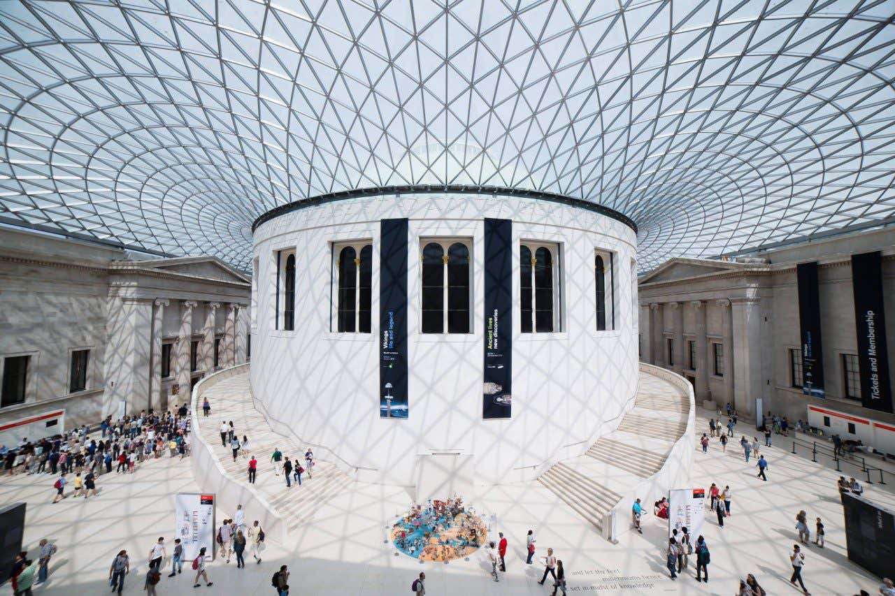 Vista de la cristalera interior del British Museum con los visitantes recorriendo los pasillos