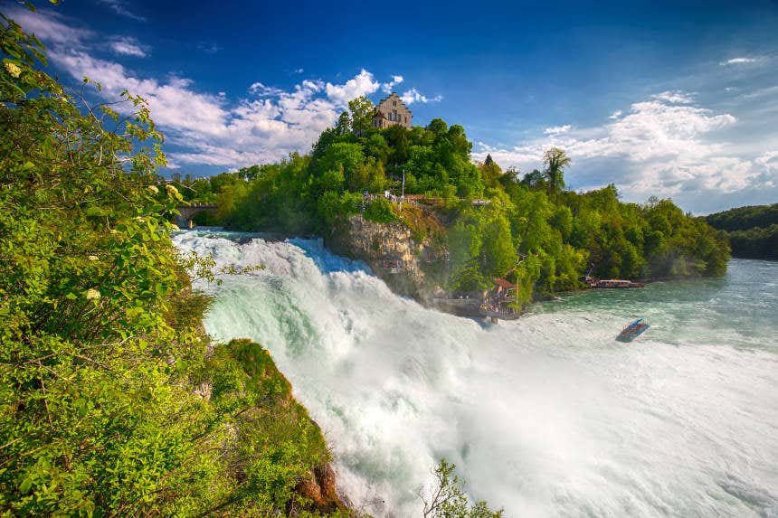 Vista sulle cascate del Reno, con la loro imponente portata d'acqua