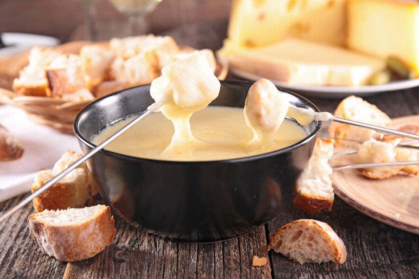 Fondue de queijo suíço em Gruyères, uma das atividades que pode fazer na Suíça