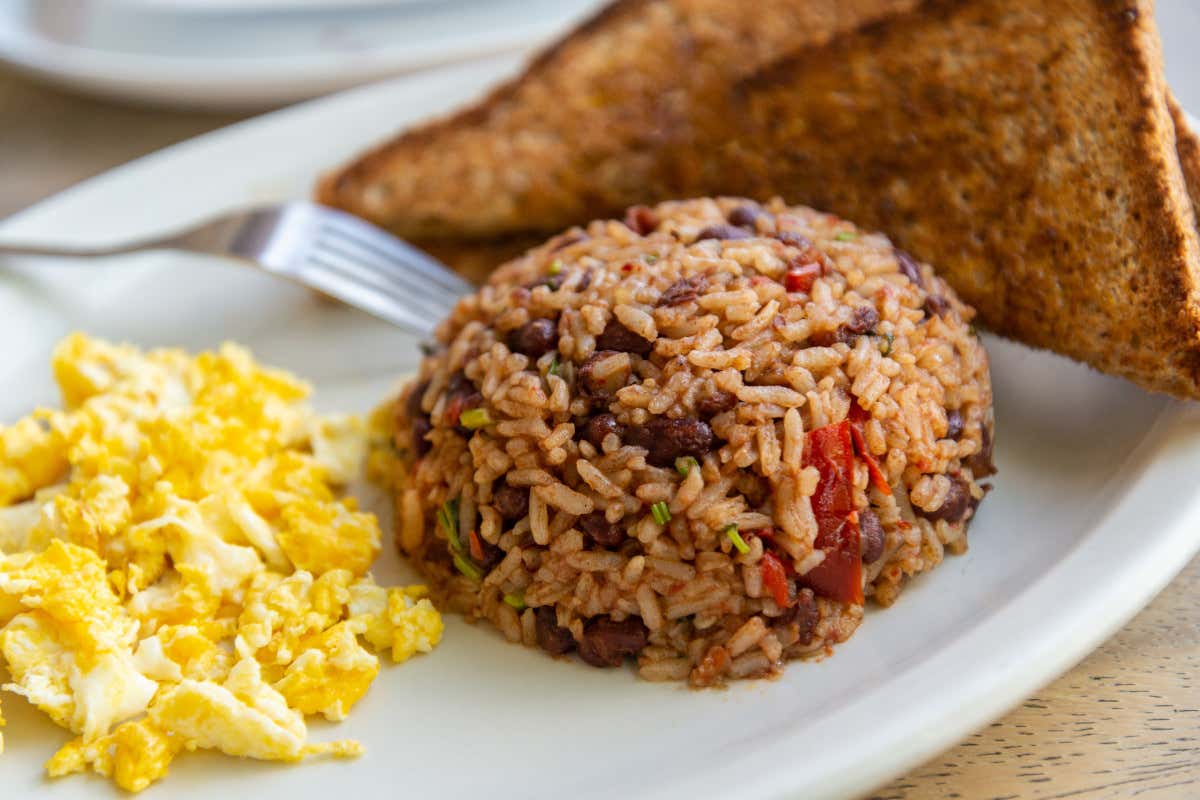 Prato com ovos mexidos, gallo pinto e torradas 