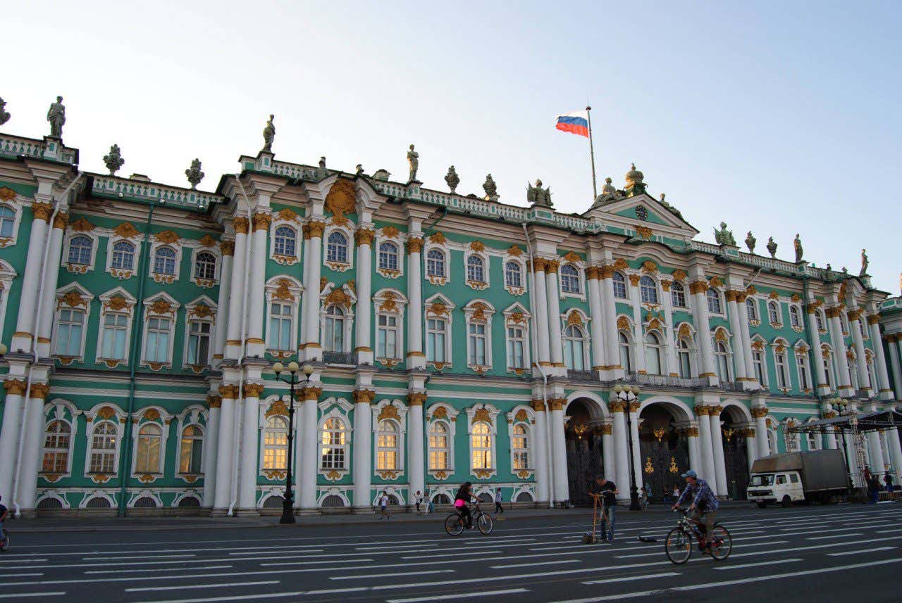 Fachada verde y blanca del Museo del Hermitage de San Petersburgo, Rusia