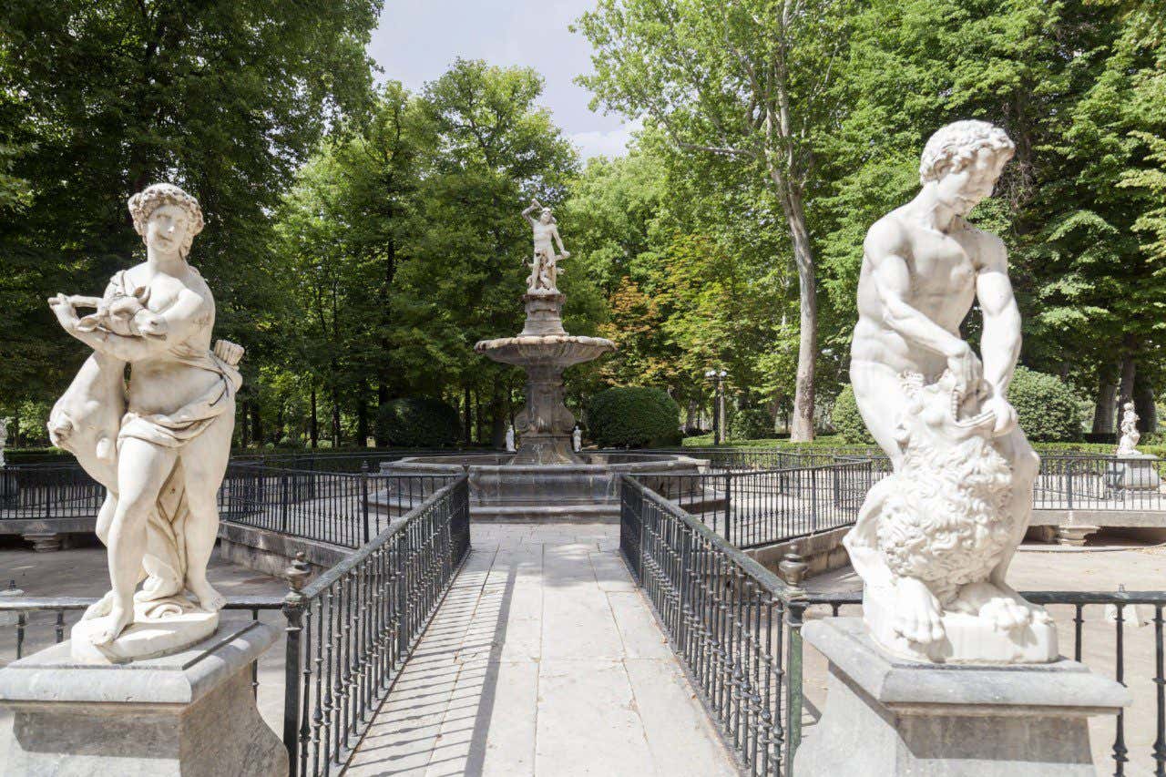 Esculturas con fuente de fondo del Jardín de la Isla de Aranjuez