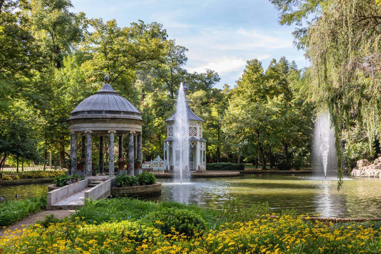 Vista del templete con la fuente en el Jardín del Príncipe, en Aranjuez