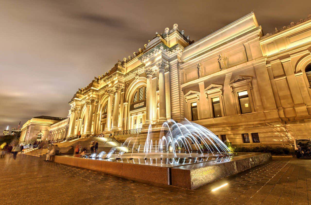 Fachada iluminada en la noche del Metropolitan Museum de Nueva York