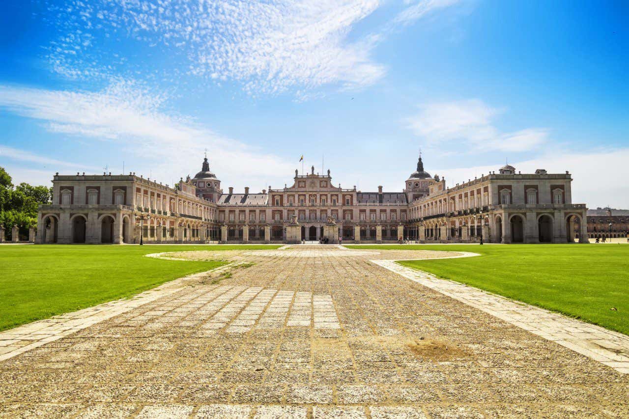 Fachada principal del Palacio Real de Aranjuez con el cielo despejado